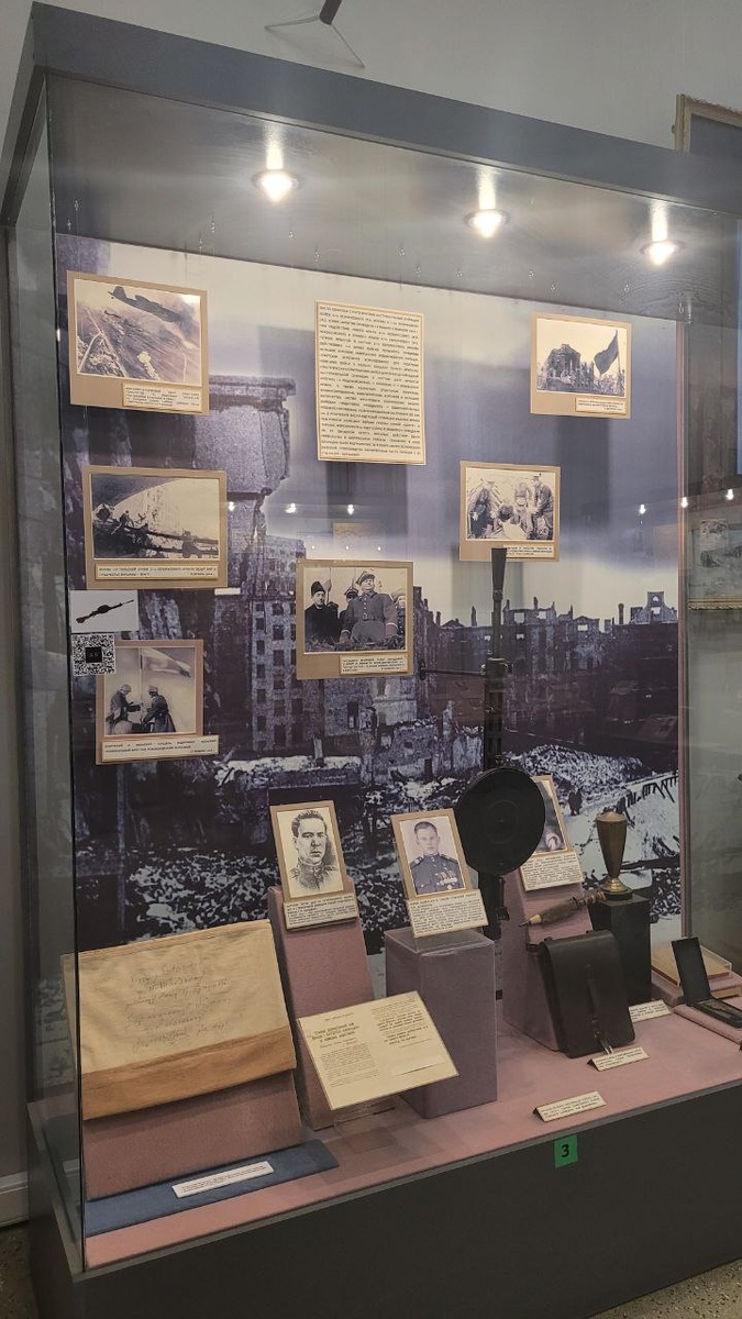 Витрина, посвященная освобождению Варшавы и Познани. Фрагмент экспозиции ЦМВС РФ. Зал №17.