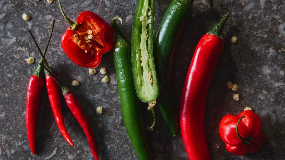 Из перцев наиболее популярным в мире является семейство чили: зеленые, красные, оранжевые стручки разных размеров и форм отличаются по своей жгучести и аромату.