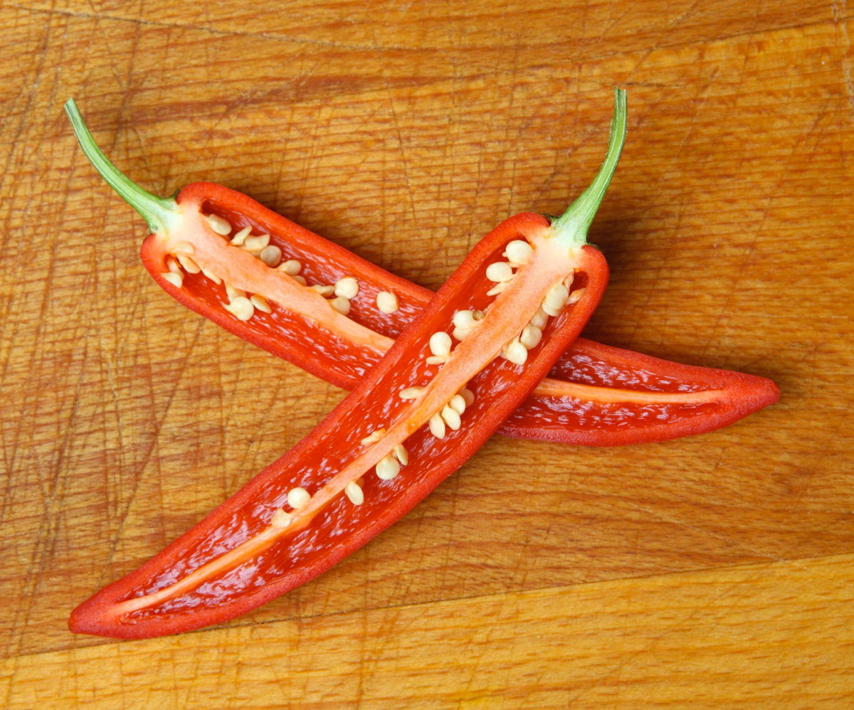 Самая высокая концентрация капсаицина содержится в плаценте перца — мягком бледном образовании вблизи стебля, а также в семенах растения.