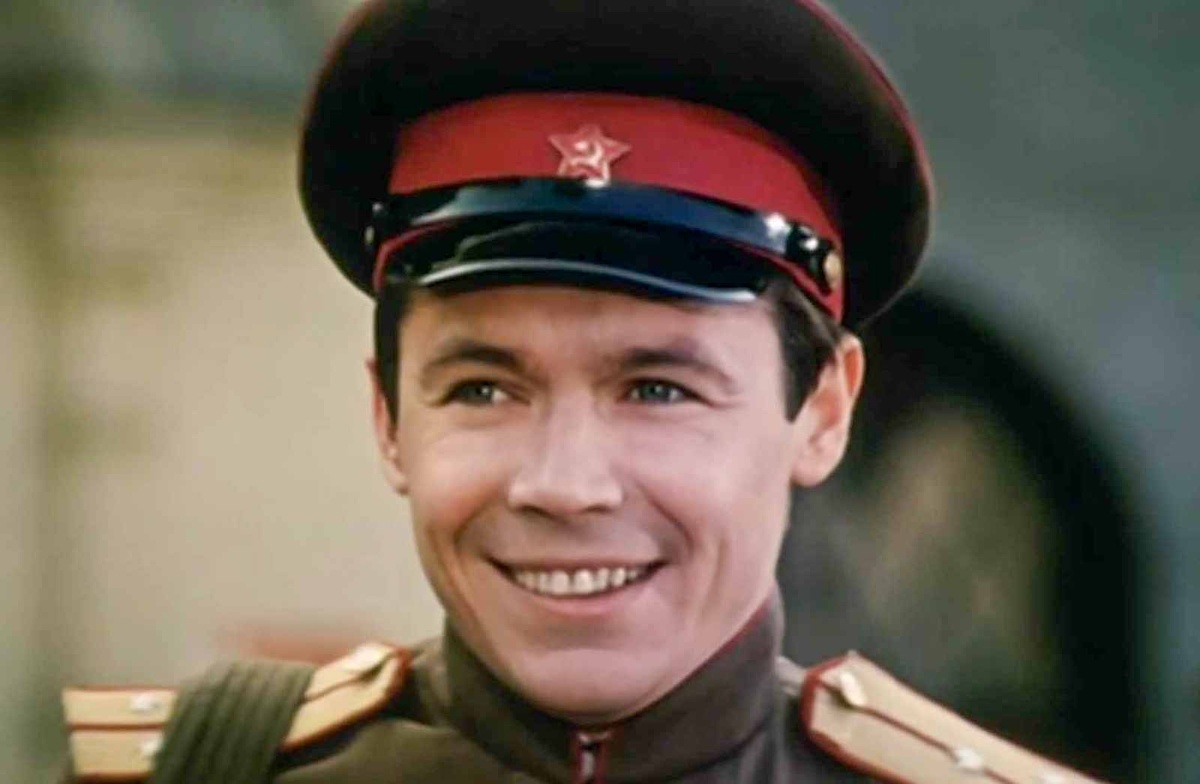 Кадр из фильма "В последнюю очередь". Василий Мищенко в роли Александра Смирнова