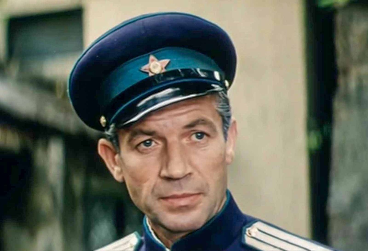 Кадр из фильма "В последнюю очередь". Геннадий Корольков в роли начальника группы УГРО