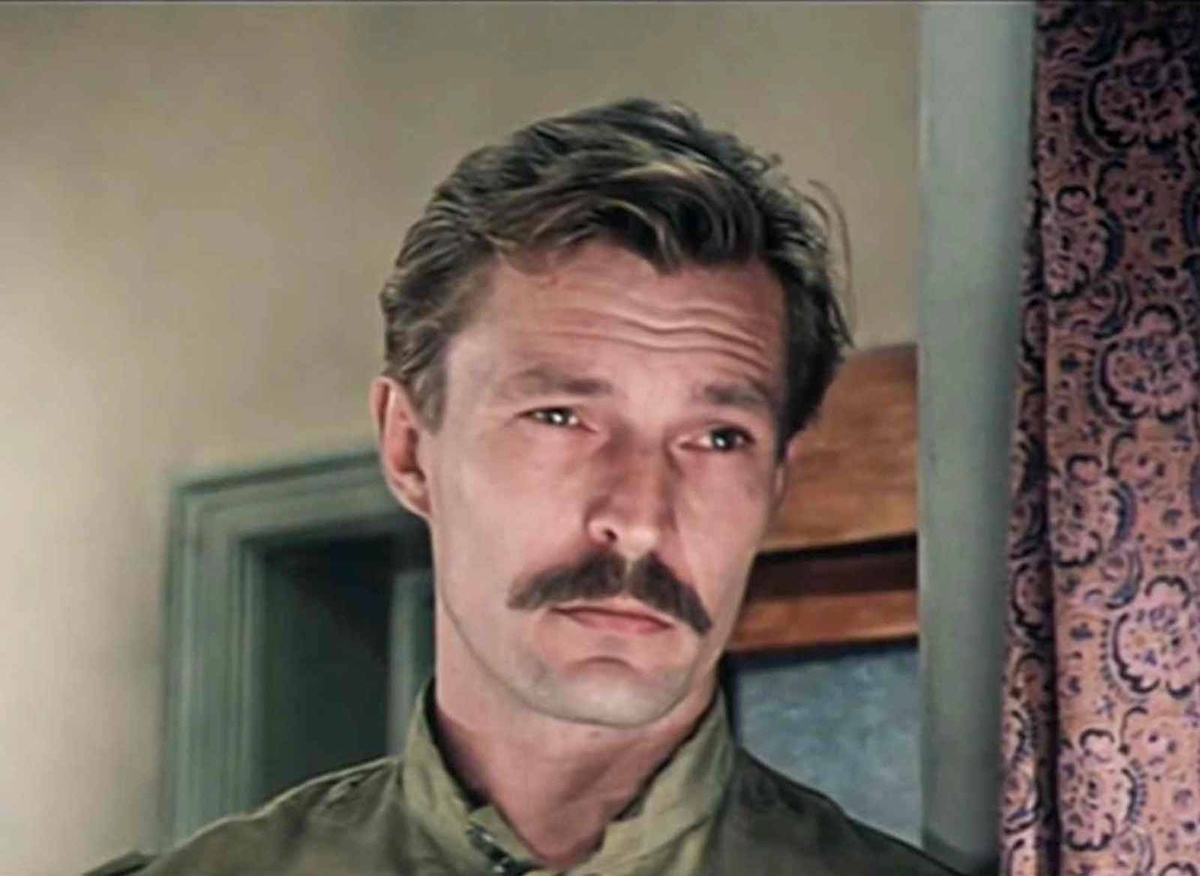 Кадр из фильма "В последнюю очередь". Сергей Сазонтьев в роли Сергея Одинцова