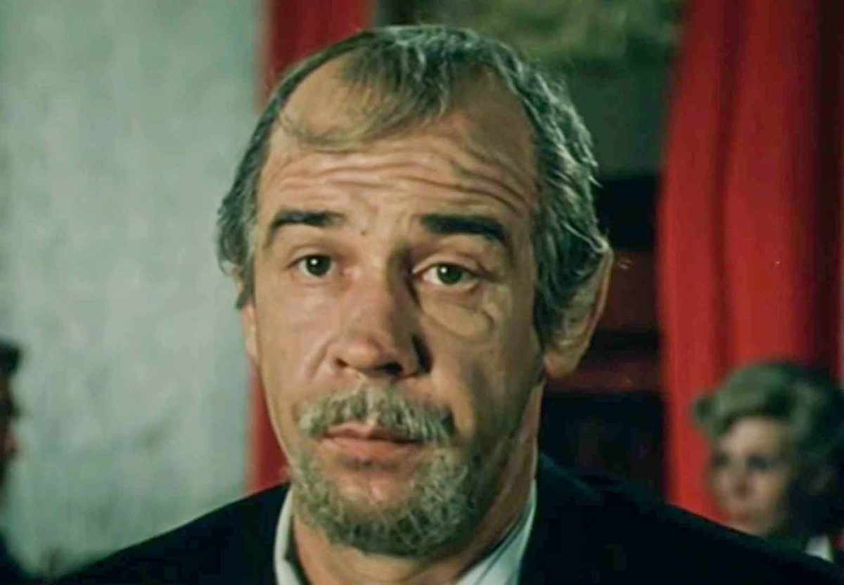 Кадр из фильма "В последнюю очередь". Лев Борисов в роли Михаила Семёныча