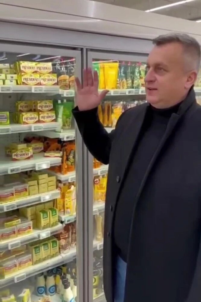    Как пояснил депутат, он хотел показать словакам, что несмотря на санкции Запада, в России доступны все необходимые продукты. Фото: Кадр из видео