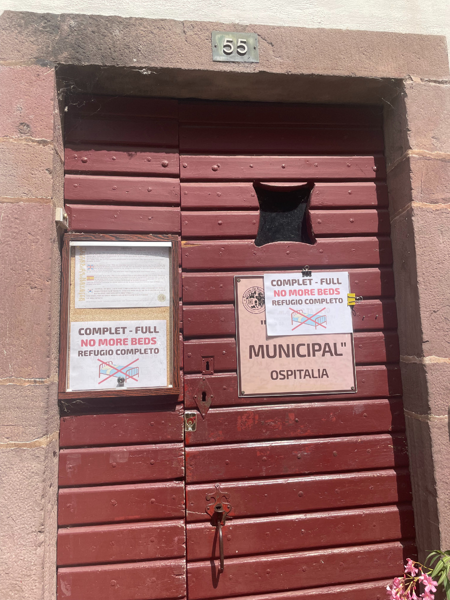 Вы будете видеть эту табличку периодически, если приходите после 15:00 в город, в котором большое скопление пилигримов. Но спойлер, Вас ждут в другом месте, уж поверьте на слово