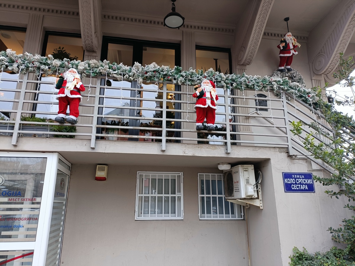Деды Мразы на улице Коло Српских Сестара