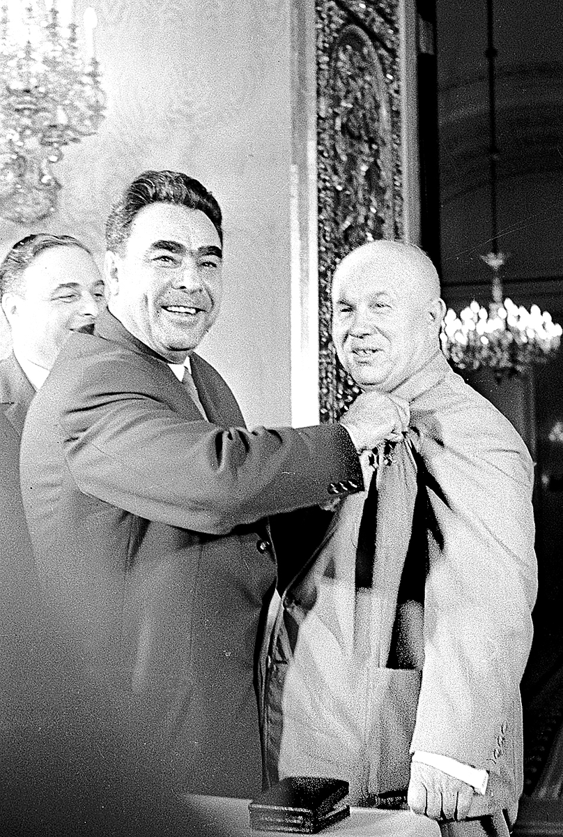 Апрель 1964 года. Хрущёву присвоено звание Героя Советского Союза, он награждён орденом Ленина. Председатель Президиума Верховного Совета Брежнев поздравляет лидера СССР / Сергей Смирнов / РИА НОВОСТИ