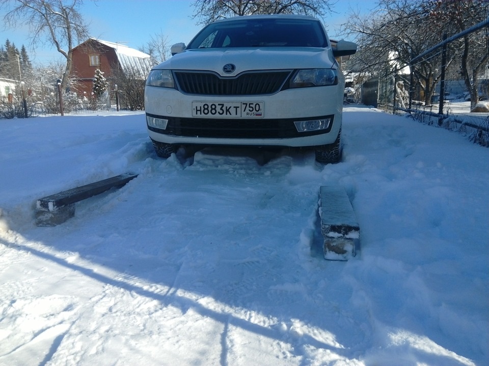 Готовим заезд из пары крепких досок и кирпичей