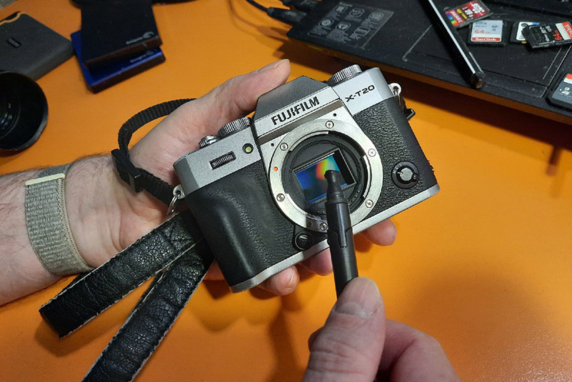 Процесс чистки беззеркальной камеры в домашних условиях / Фото: Алиса Смирнова