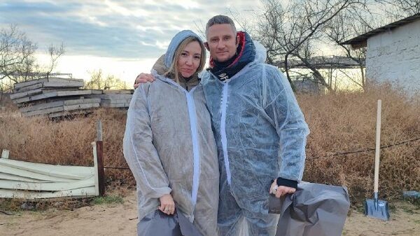    Анастасия Корина во время уборки мазута. Фото из личного архива героини