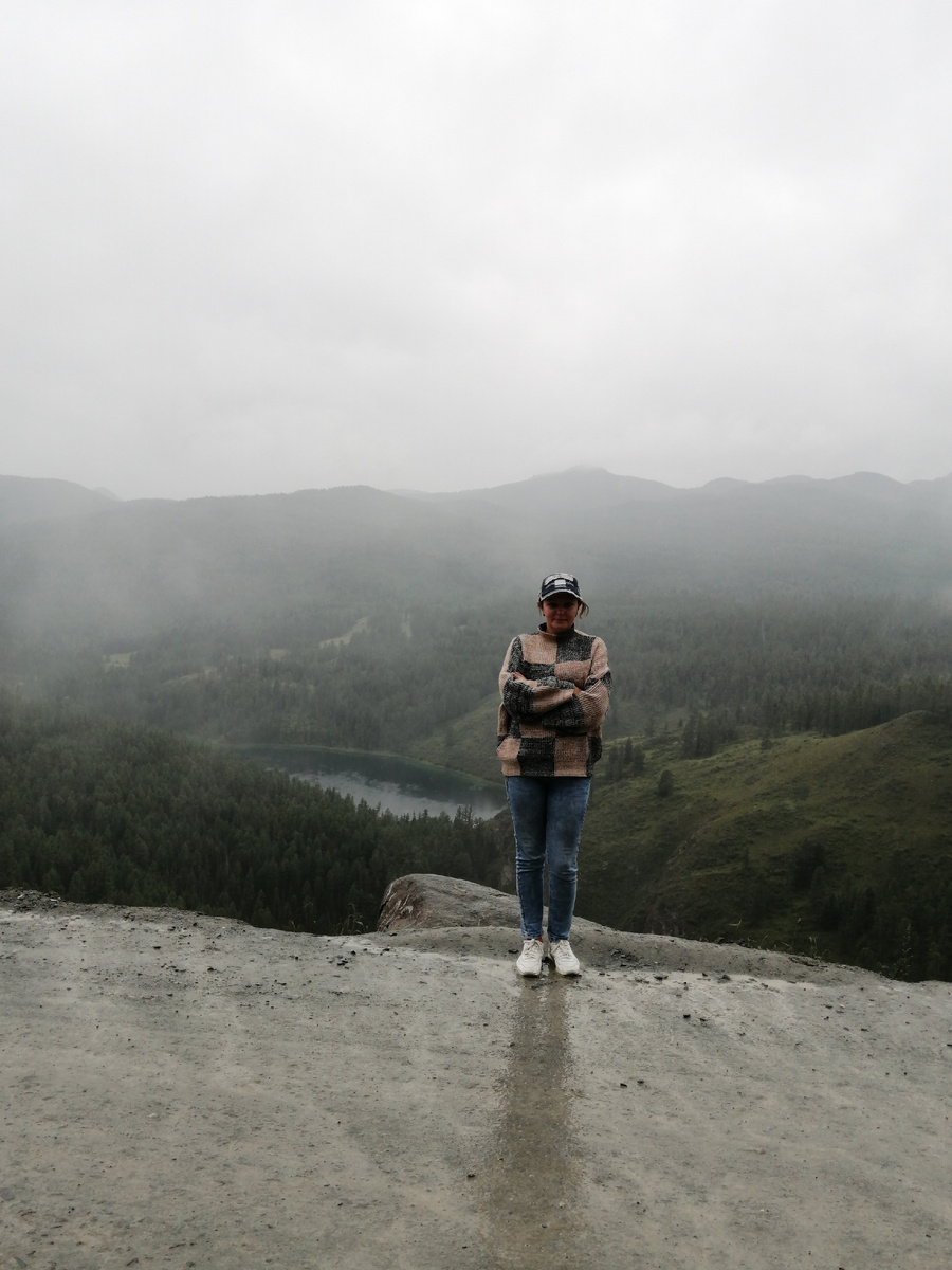 Дорога скользкая, пропасть глубокая, божечки мои! Перевал Кок-Баш, 1600 м, как раз, как я понимаю, самая его высокая точка.