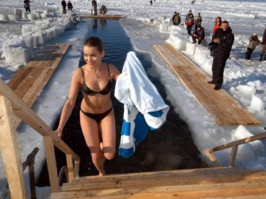    Купание в Крещение//Фото: Сибирское информационное агентство