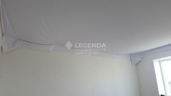    Тканевый натяжной потолок в процессе установки