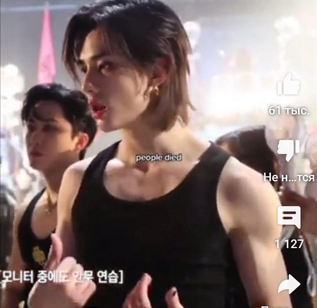 Идеальный контур нижней челюсти от красавчика Хван Хёнджина. 