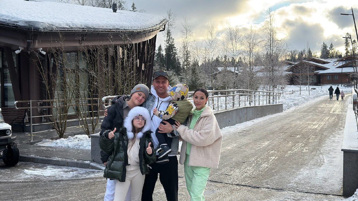 Павел Прилучный с семьёй. Социальные сети