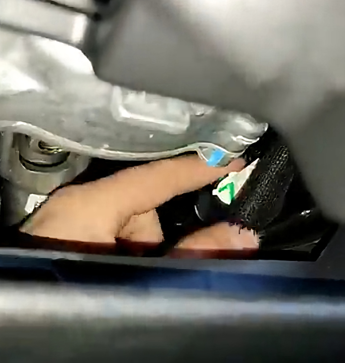 На фото расположение датчика педали тормоза на Веста НГ