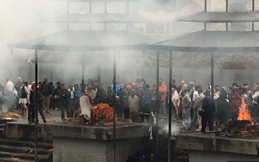 Кремация на берегу реки Багмати в храмовом комплексе Пашупатинатх, Катманду