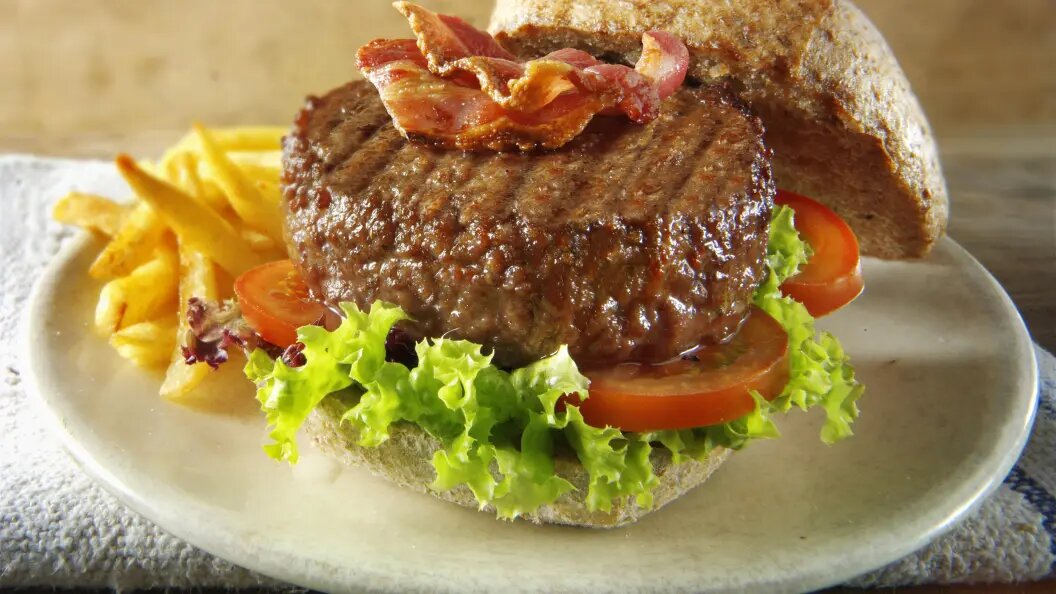    В России предлагают запретить продажу фастфуда детям. Фото: Пол Уильямс — Funkystock/Globallookpress