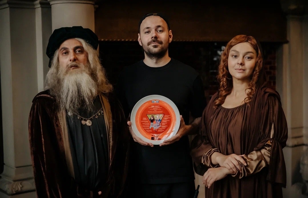 Создатели и тарелка сериала.