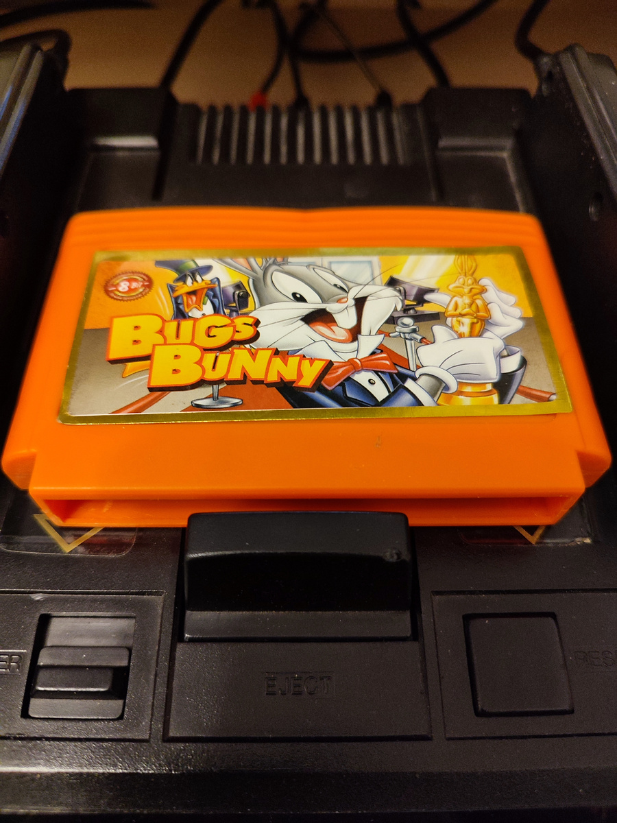 Фото сделаны мной. На фото игра "Bugs Bunny". Оригинал игры "Bugs Bunny Crazy Castle" был разработан и издан Kemco в 1989г. для платформы NES. Фото демонстрирует начальную заставку игры, а так же общий визуальный фон игры. Подробнее об этом рассказано в статье. Все материалы принадлежат правообладателям и размещены исключительно в информационных целях.