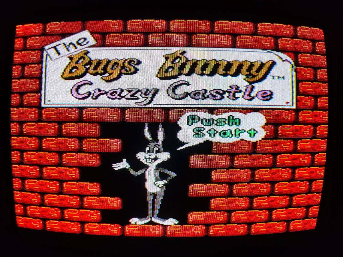 Фото сделаны мной. На фото игра "Bugs Bunny". Оригинал игры "Bugs Bunny Crazy Castle" был разработан и издан Kemco в 1989г. для платформы NES. Фото демонстрирует начальную заставку игры, а так же общий визуальный фон игры. Подробнее об этом рассказано в статье. Все материалы принадлежат правообладателям и размещены исключительно в информационных целях.