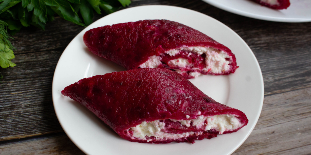 Свекольные блины с начинкой из творога и сливочного сыра