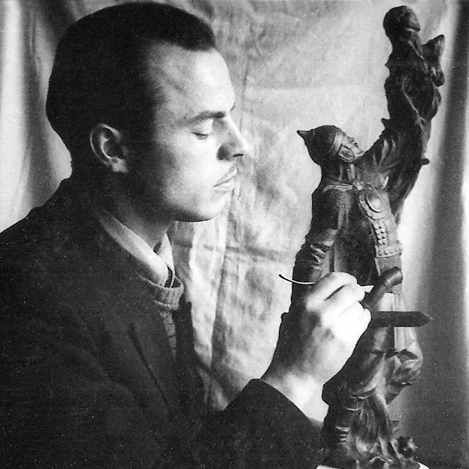 Бронислав Дмитриевич Быструшкин за работой над скульптурой «Руслан, побеждающий Черномора». 1956 год, ЛФЗ