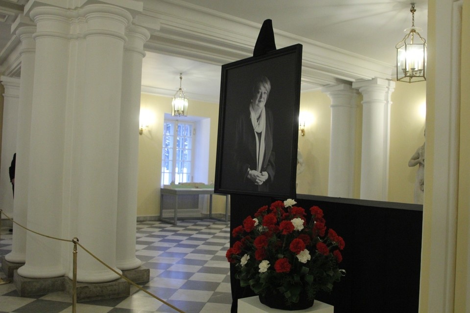    Прощание прошло в Большом петергофском дворце. Фото: Алена КУПРЕЕВА