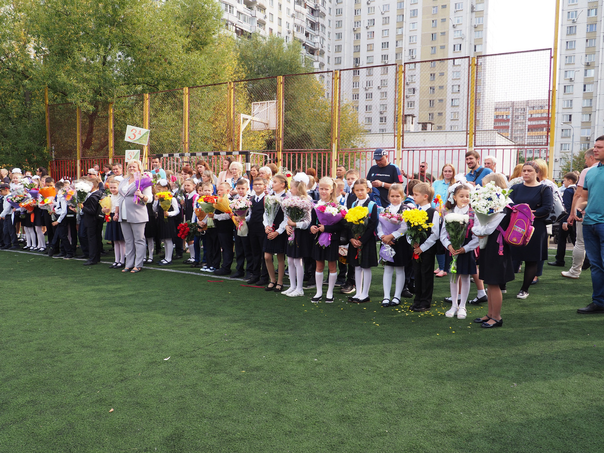 Наш класс на школьной линейке 3 сентября 2018 года