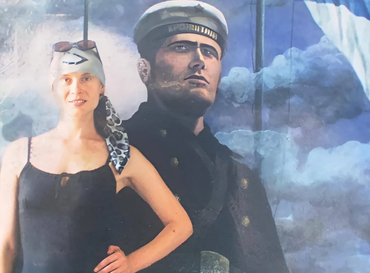 Ирена Куксенайте с работой Гурьянова «Кронштадт». Фотография Георгия Гурьянова из личного архива