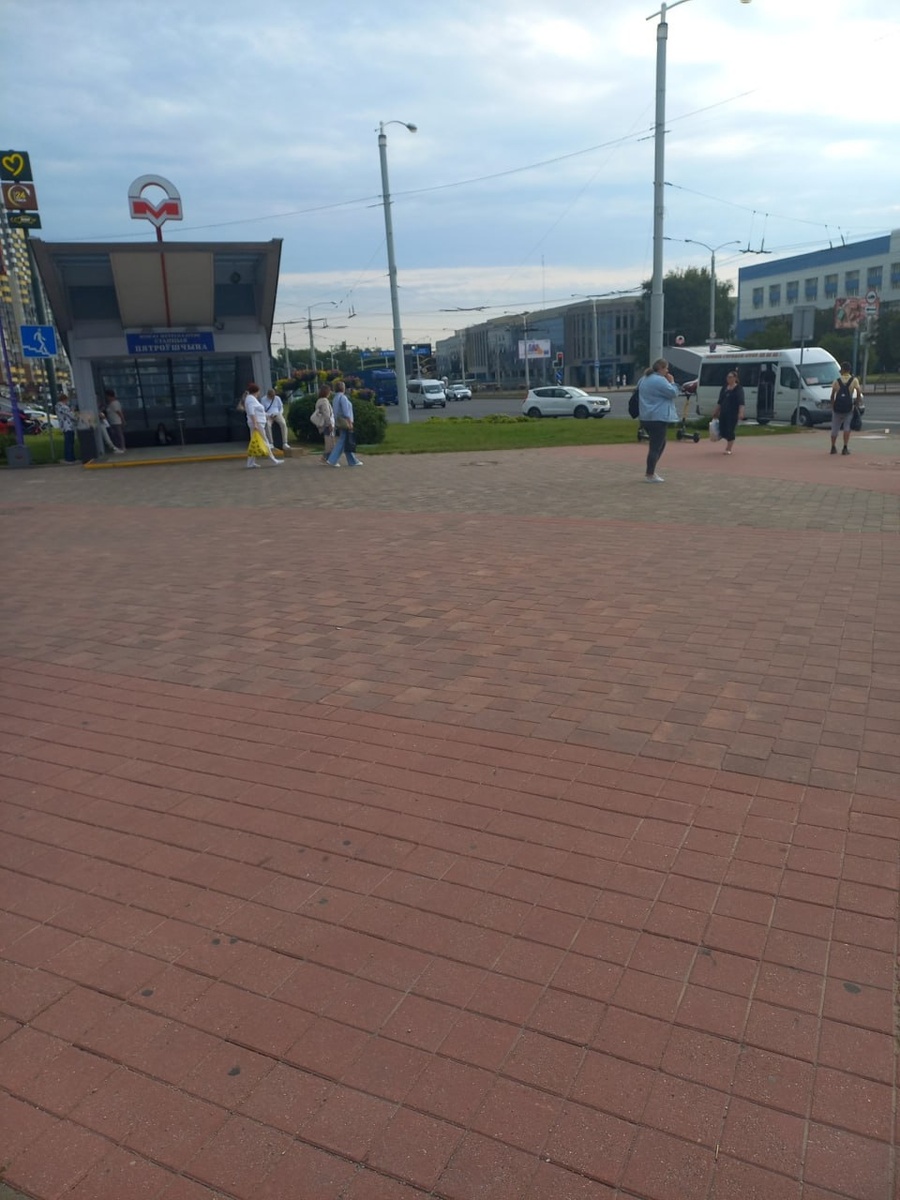 Станция метро «Петровщина» (выход к ТЦ «Кiрмаш»).