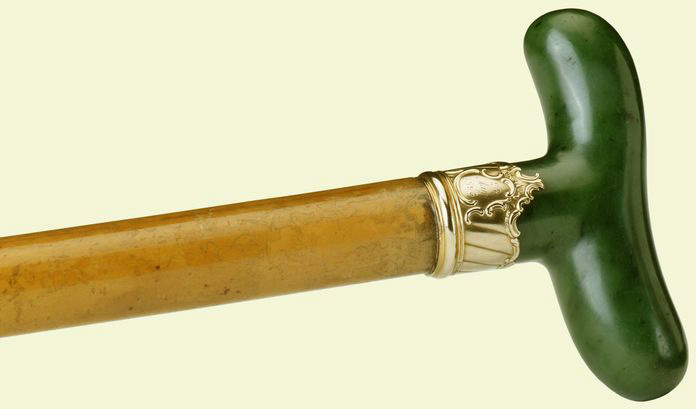 Личная трость Александры Федоровны, которую она подарила бабушке, королеве Виктории в 1896 году. Фирма Фаберже, рукоятка из нефрита и золота; трость из малакки. Хранится в собрании Карла III. 