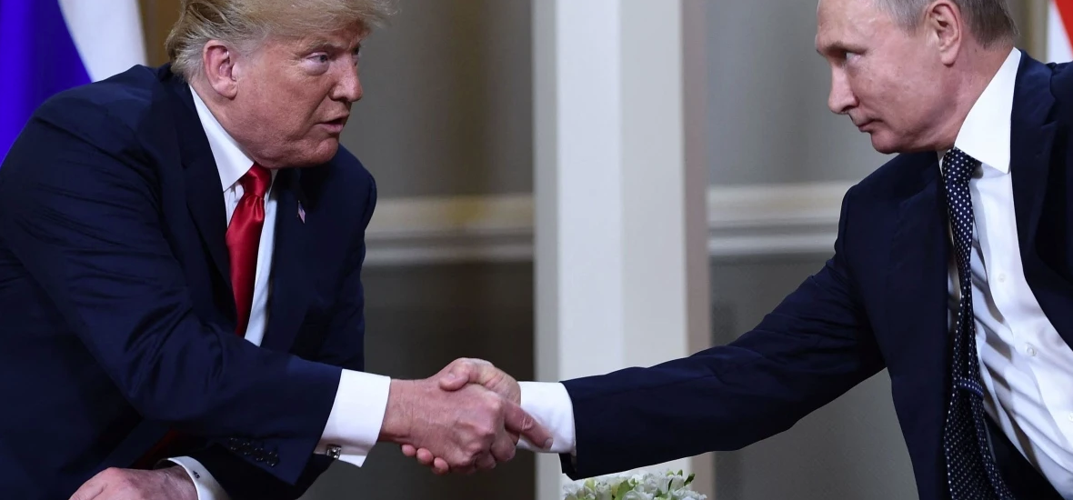 
Дональд Трамп (слева) и Владимир Путин пожали друг другу руки в Хельсинки 16 июля 2018 года. Они хотят встретиться снова в ближайшее время © AFP