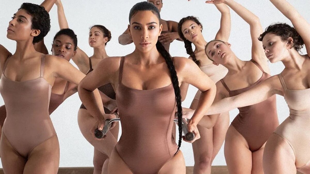 По мнению публики, помощь бренда Ким Skims неуместна. 