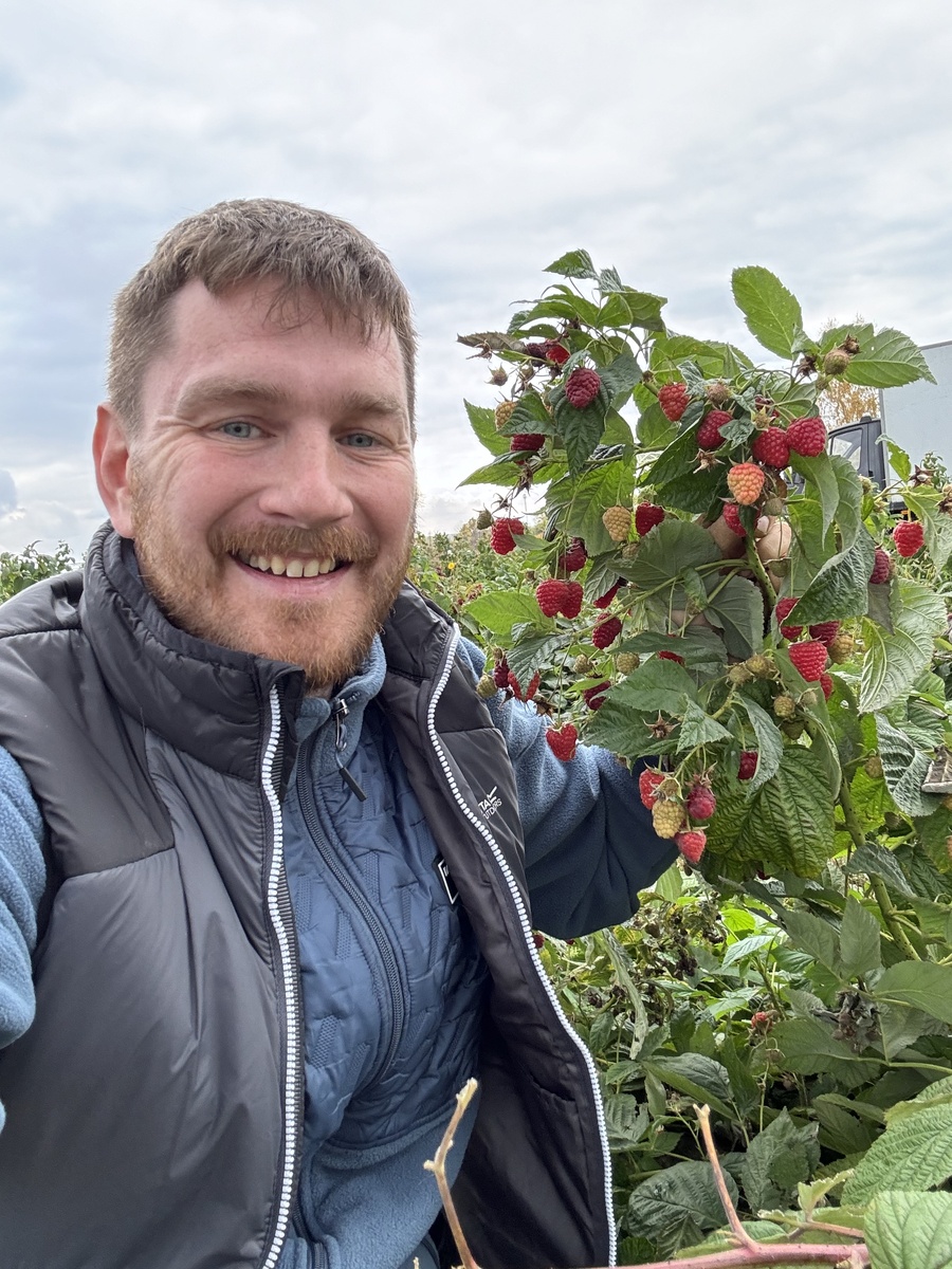 Я довольный у куста энросадиры