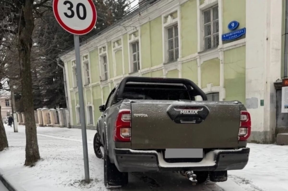    В Твери водитель дорогого авто заплатит штраф за парковку на тротуаре