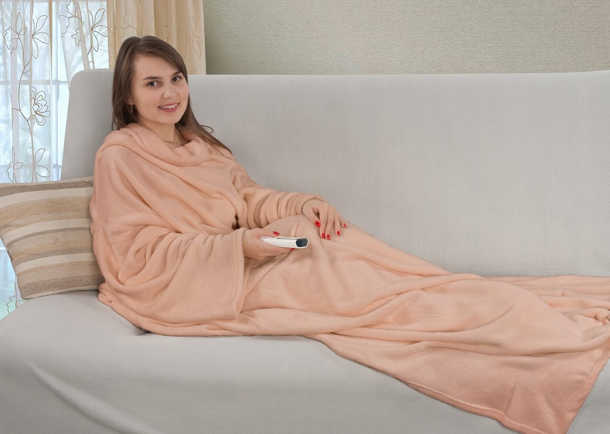    Как плед с рукавами может помочь в борьбе с соседками по комнате