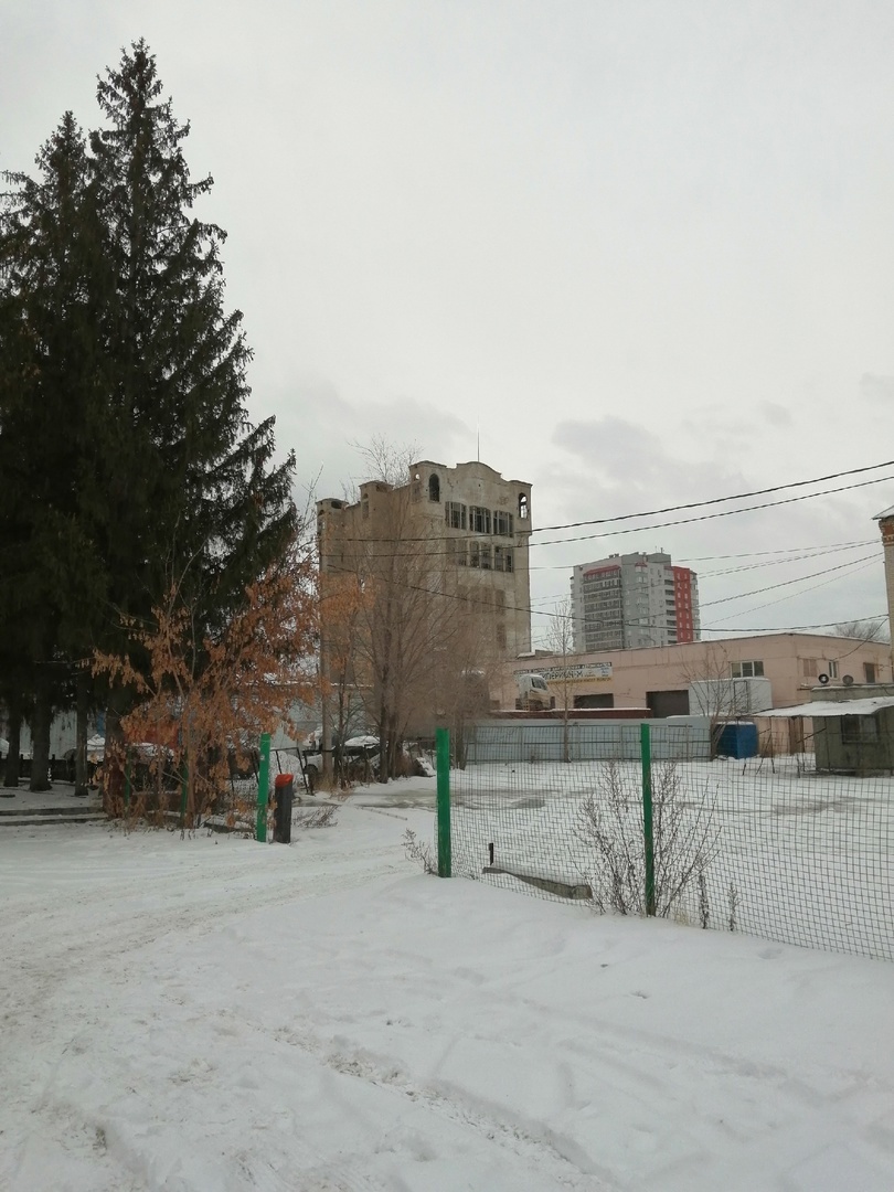 Проход к элеватору чуть дальше