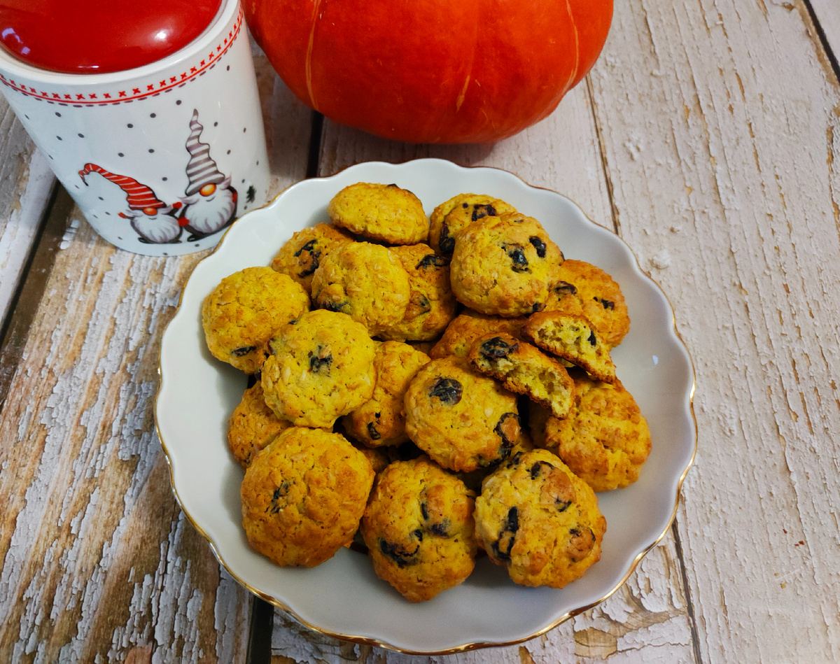 Печенье по этому рецепту получается рассыпчатое, сладкое и аппетитное. Очень вкусно с кефиром или молоком. Понравится даже тем, кто тыкву на дух не переносит, потому что её вкус совершенно не чувствуется. 