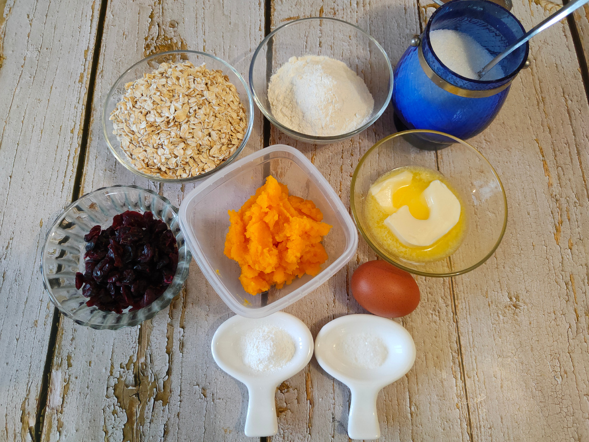 Для тыквенного пюре мелко порежьте очищенную мякоть тыквы, сложите в посуду для СВЧ и готовьте под крышкой на максимальной мощности до мягкости. Сделайте пюре при помощи блендера или обычной картофелемялки. Если вам попалась водянистая тыква, и пюре слишком жидкое, отожмите лишний сок через марлю. 