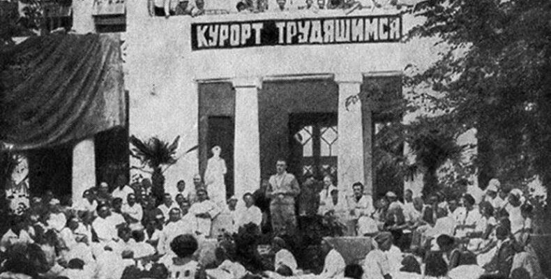 Маяковский читает стихи в Крыму, из открытых источников