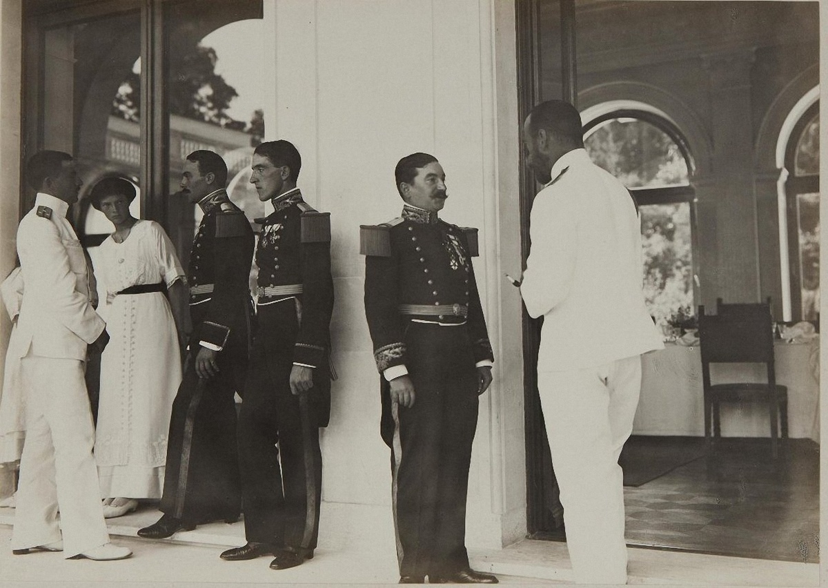 Император Николай II и великая княжна Ольга Николаевна с офицерами в галерее Итальянского дворика Ливадийского дворца. Из открытых источников