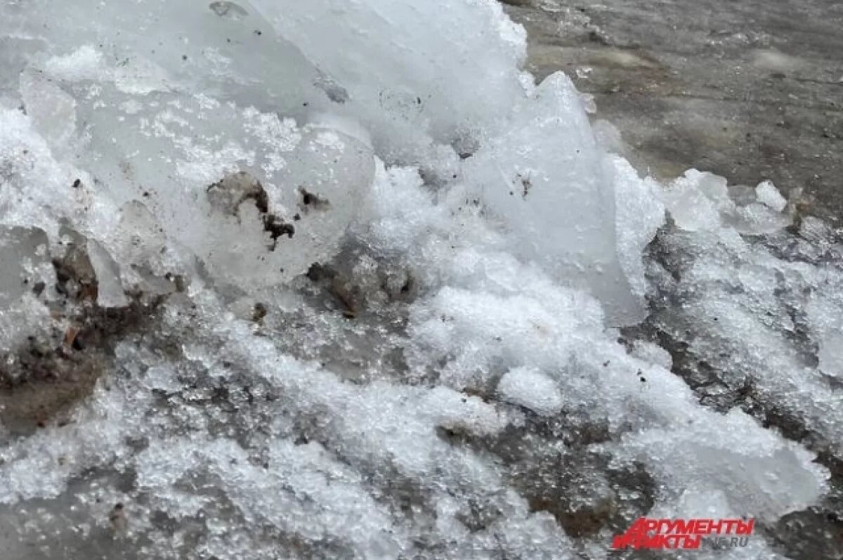    Снег упал на тротуар