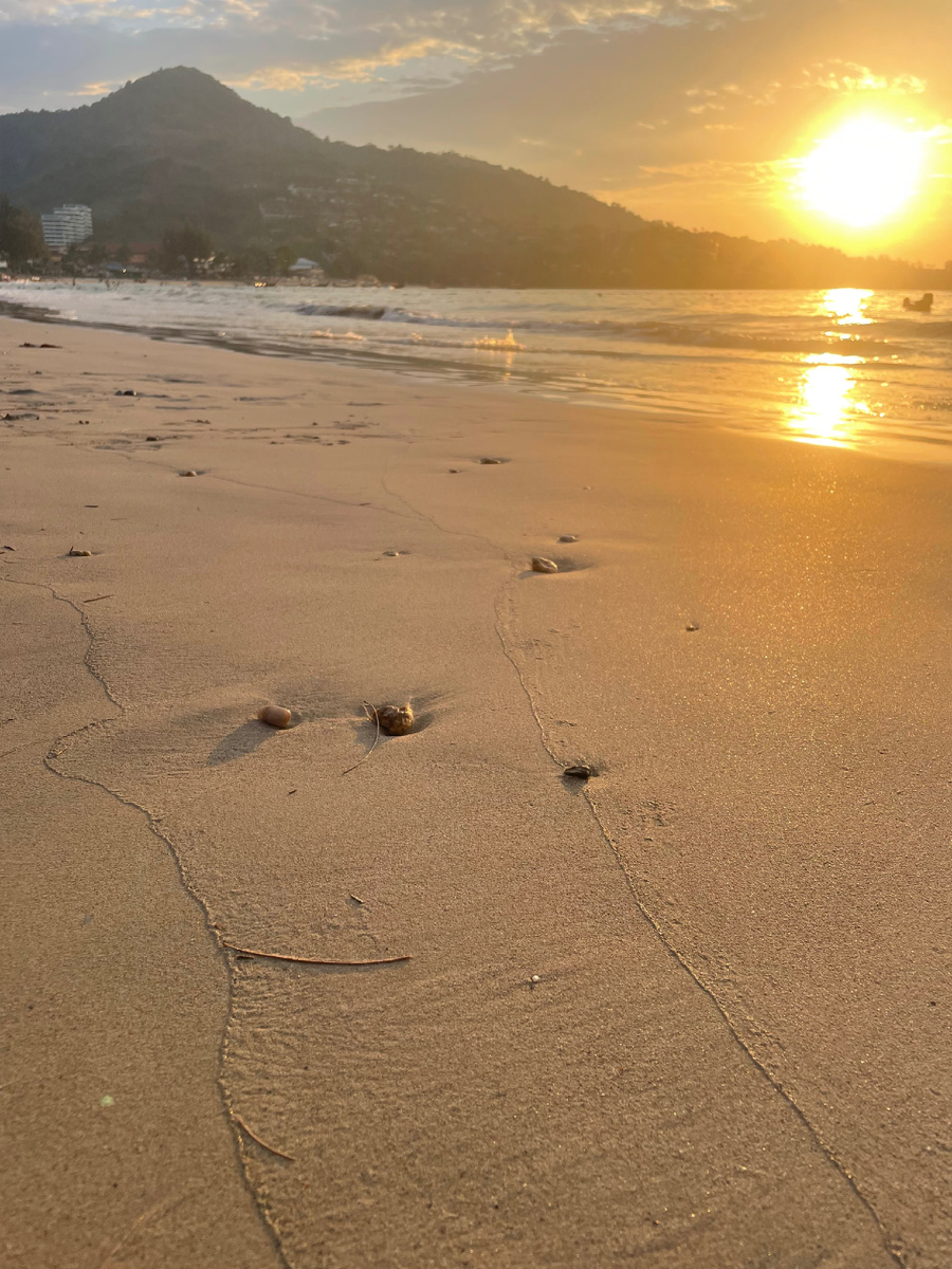 Прекрасные бесконечные пляжи, теплая вода, отсутствие опасной живности вроде хищных акул - Тай рай для туриста