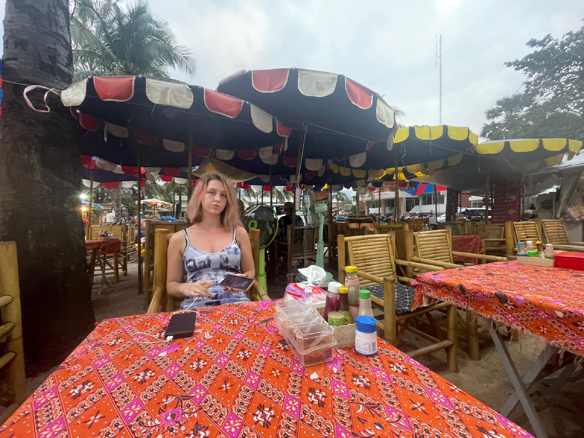 Ждать заказа битый час здесь это считается нормальным, несмотря на то что у тебя могут быть иные планы на вечер