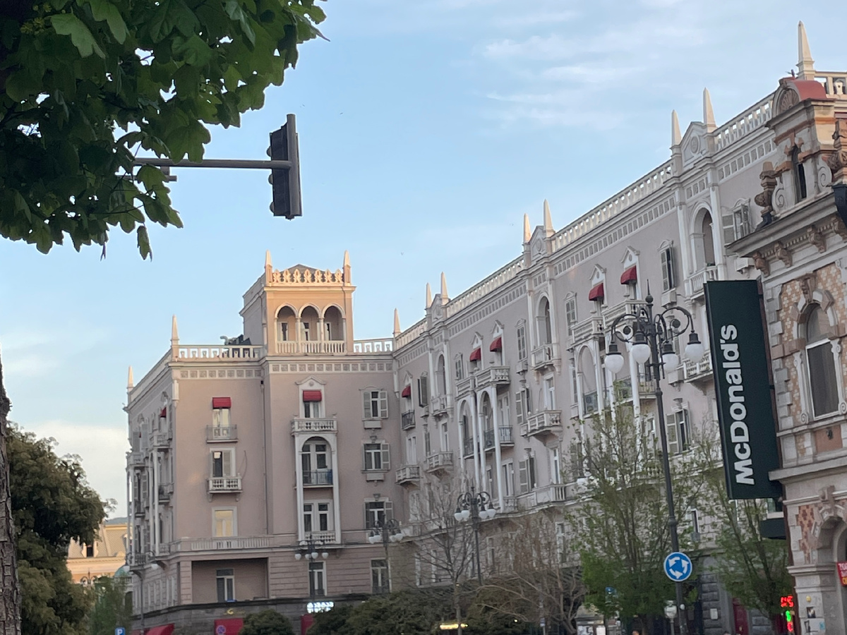 Одно из трех одинаковых зданий в стиле сталинского ампира на пл. Марджанишвили