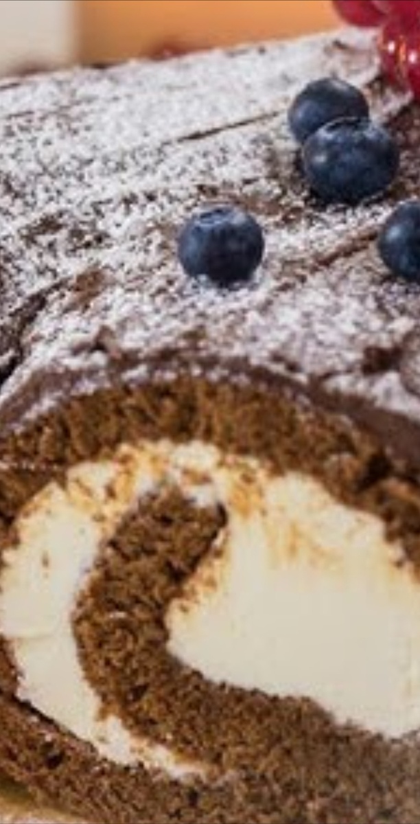 Украсить ягодами и присыпать пудрой сахзама