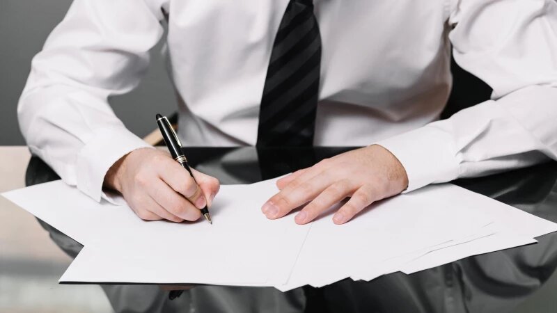     Мужчина работает с документами. Фото: ru.freepik.com, автор freepik.