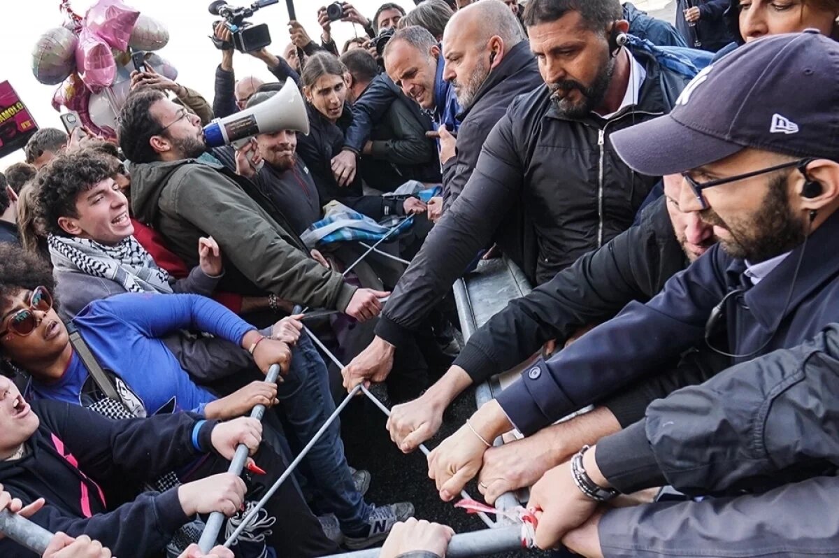    Трансгендерам вход снова воспрещен.