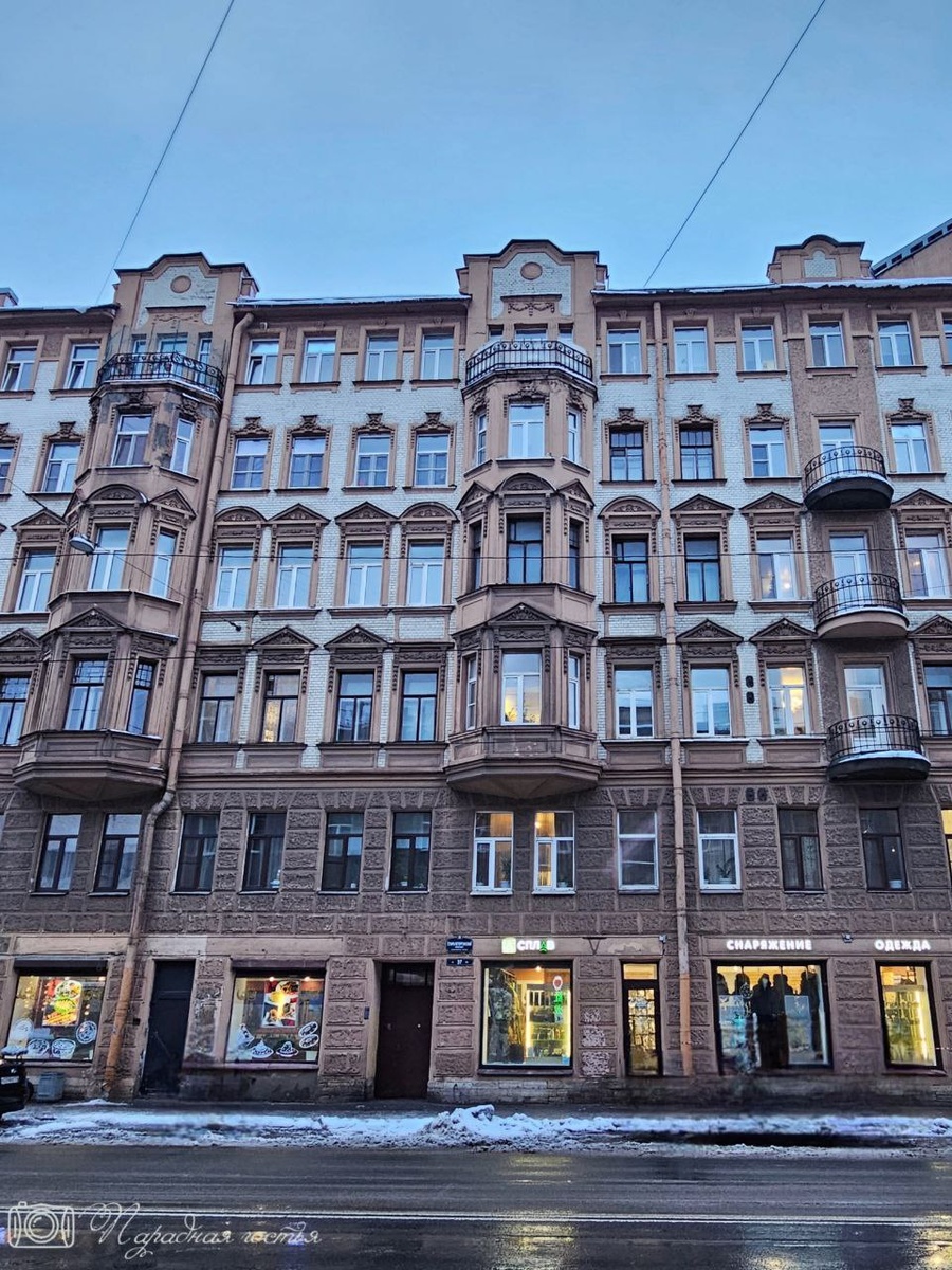 Некоторые относят его к модерну, другие - к неоклассицизму. Фото: Парадная гостья